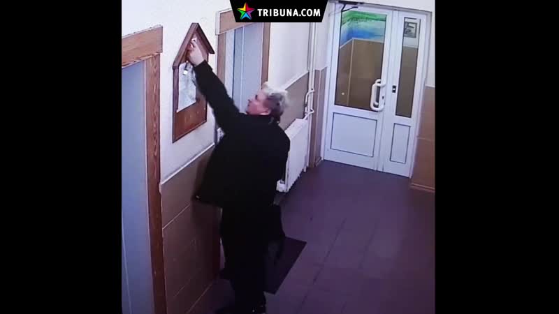 Грабовский старший (?) срывает стикеры с погоней