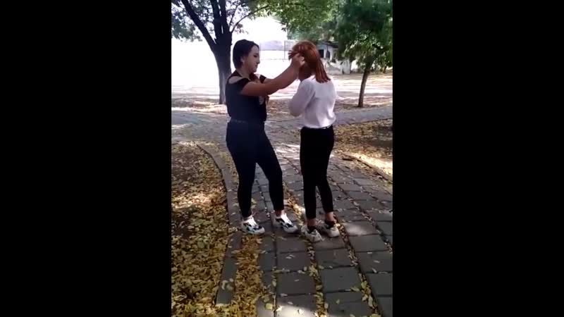 В симферопольском районе одна школьница избивает другую