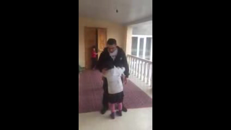 Отец вернулся с сво в школу к дочке видео. Многодетных отцов вернули с сво