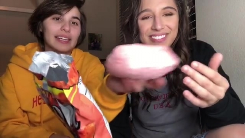 Abella danger с подружкой кушают сладкую вату