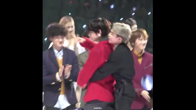 Тэхён поправил лапки чимина