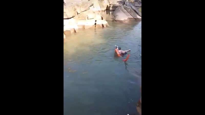 Генеральный консул великобритании в китайском городе чунцин стивен эллисон спас упавшую в реку девушку пока стоявшие на берегу