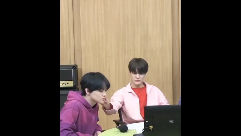 Схватил за щечку