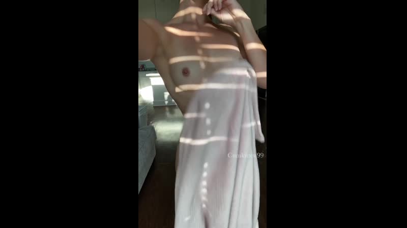 Уронила полотенце