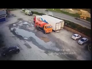 Машина с охранниками улетела с дороги в припаркованный прицеп