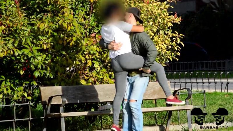 Besos faciles ♥ kissing prank besando a chica desconocida y sexy con el truco de la botella