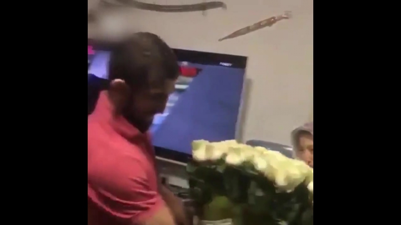Сын подарил маме огромный букет цветов