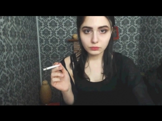 Секси девушка курит