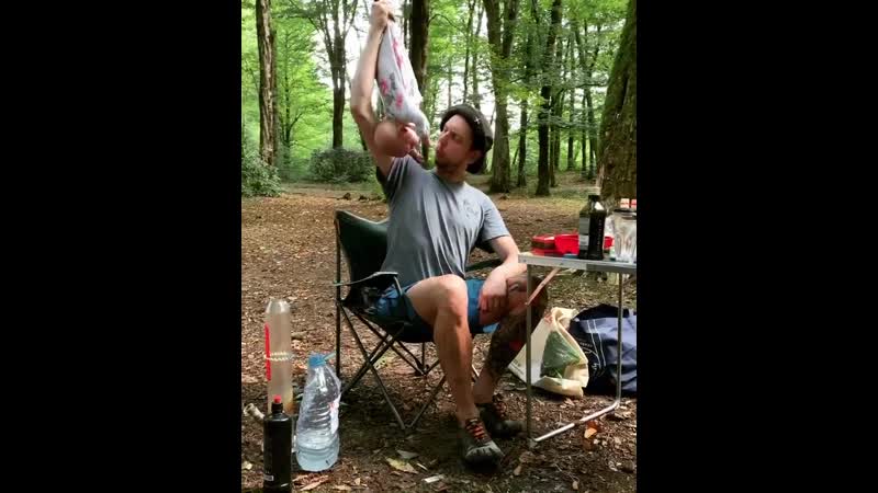 В экопарке под сочи отец держал своего ребенка за ножку и размахивал малышом, как куклой