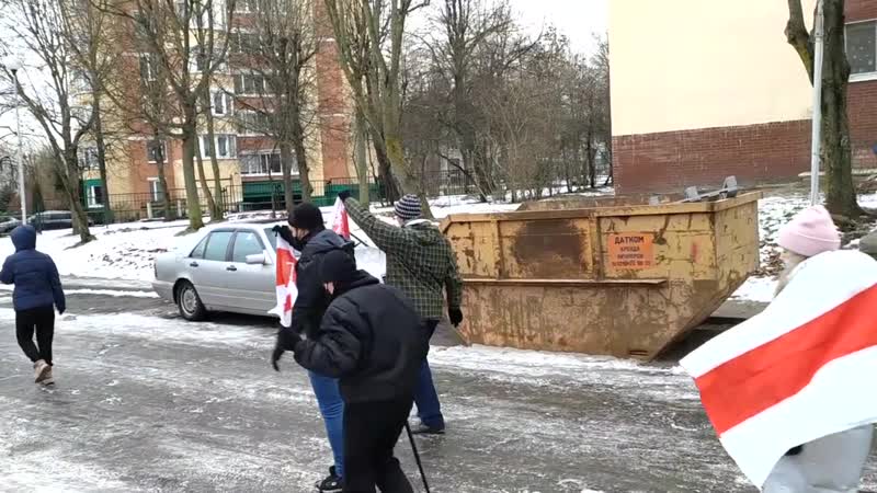 По всему минску сегодня проходят воскресные марши на видео жители зелёного луга