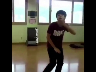 Jimin’s another 18years old video, he was dancing to mirotic’ by tvxq when he was in high