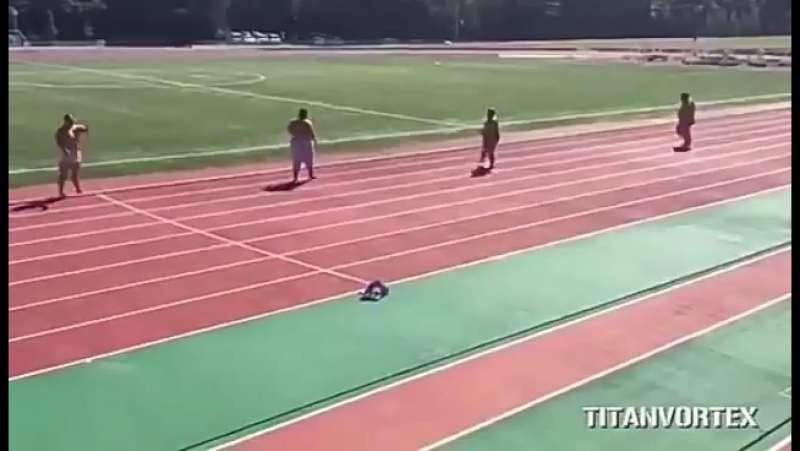 Толстяки сумоисты бегут! развеселили!