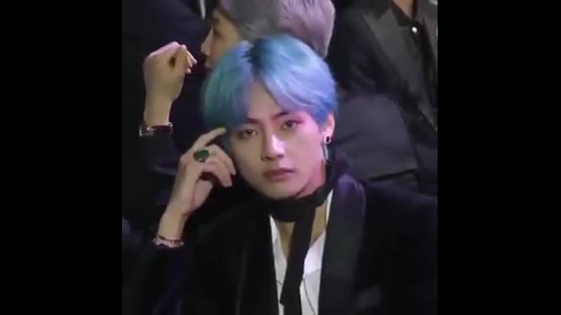 Помните какая гей паника началась у оператора когда тэхен резко посмотрел в камеру