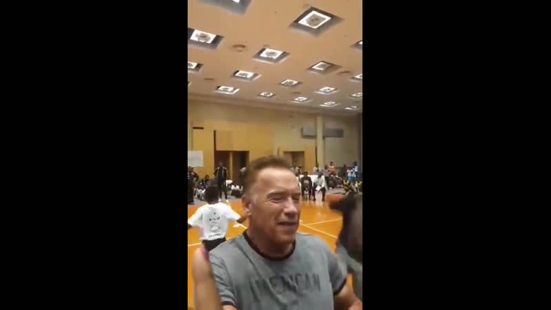 Отморозок пнул терминатора арнольда шварценеггера на мероприятии в южной африке