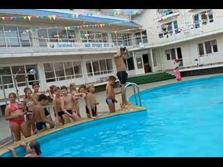 Купание в бассейне старшие