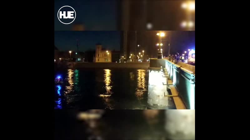 В питере итальянец решил полетать на машине через неву