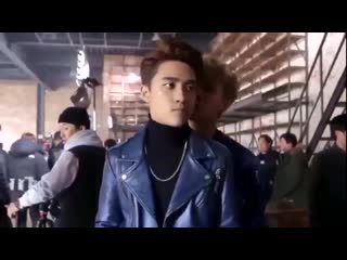 Yixing landing a kiss on kyungsoo then acting like nothing happened has me wheezing jdksnsjs