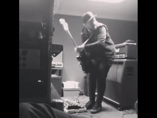 Mikeykn0x 'ol savvy working on his solo @joesavins