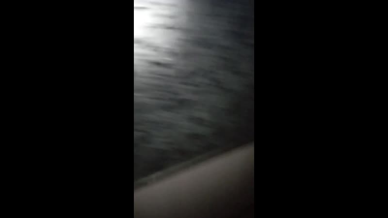 Льется кипяток сверху