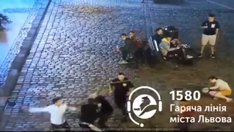 Нічна бійкиана площі ринок 30 08 біля фонтану "нептун" о 115