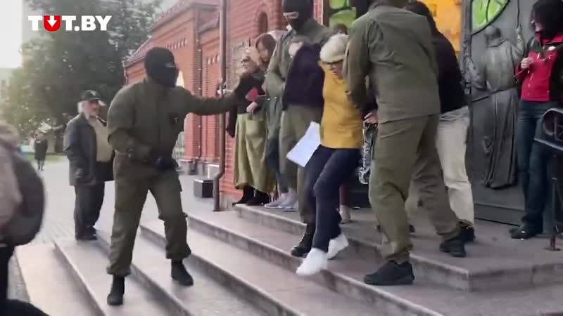 Затрыманні каля касцёла 2