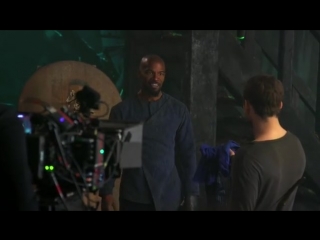 Taron and jamie fox goofing around on the set of robin hood