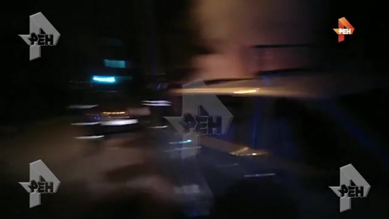Видео с места, где неадекватный мужчина поджигает мусорки в москве
