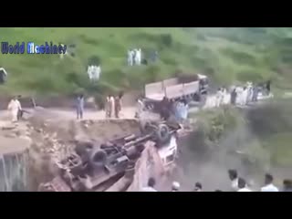 Dangerous idiots operator dump trucks at works ¦¦ best truck disasters compilation