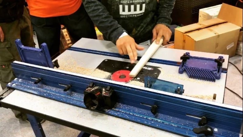 Фрезеруем ножки столика калёвочной радиусной фрезой с подшипником на фрезерном столе kreg prs1045