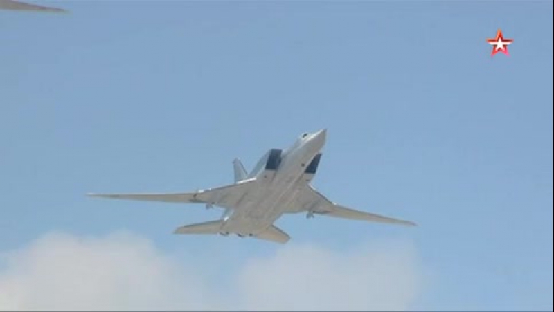 Пролет стратегических бомбардировщиков на параде победы