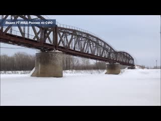 Молодые алкоголики скинул подругу с моста