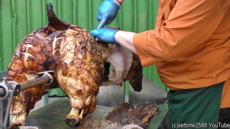 Лондонская уличная еда вся свинья жарится для бутербродов london street food whole pig roasting for sandwiches seen in borou