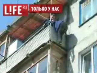 Берегите мам сын не смог удержать маму, которая бросилась с пятого этажа на глазах у спасателей