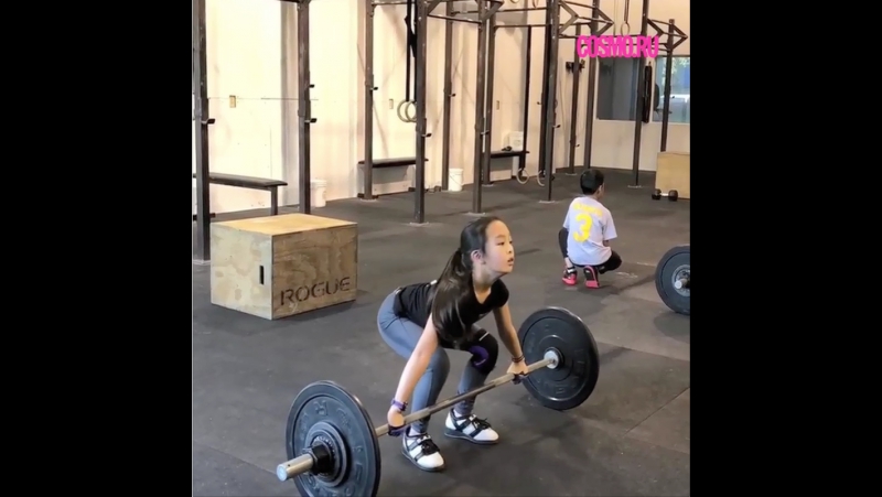 18 летняя девочка поднимает штангу весом 25 кг