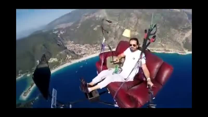 Мужик на параплане летает на диване