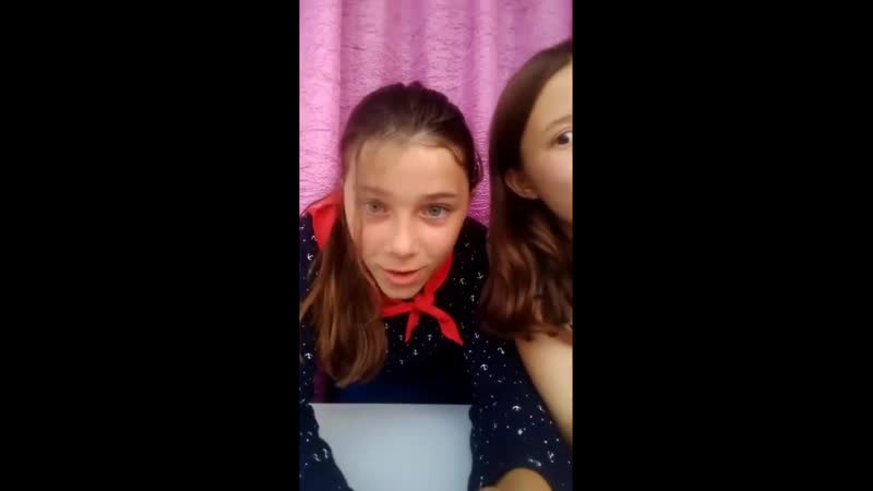 Девчонки слушают музыку (live запись трансляции девочки школьницы милые стройные шортики юбка girls schoolgirls shorts skirt)