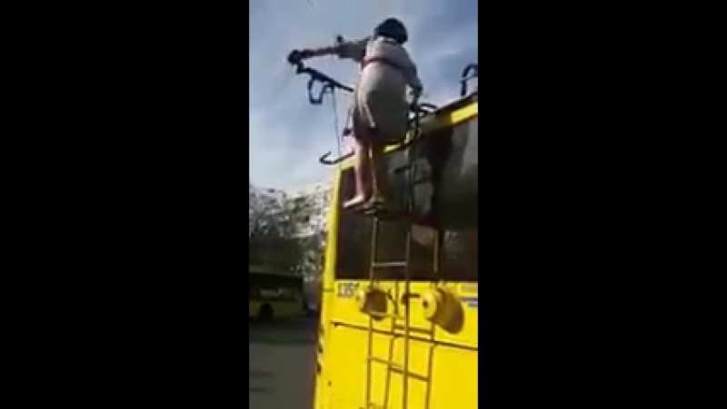 В киеве водитель троллейбуса в вышиванке она не позирует, а просто делает свою работу, но как элегантно