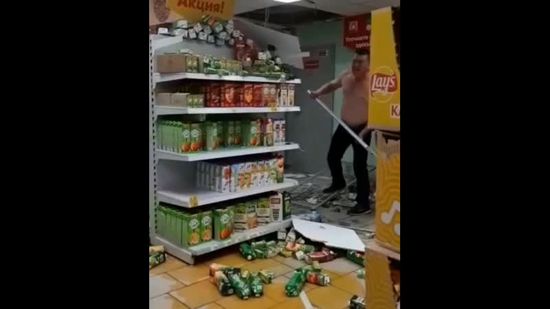 Шизик громит пятерочку, но обещает, что всё оплатит