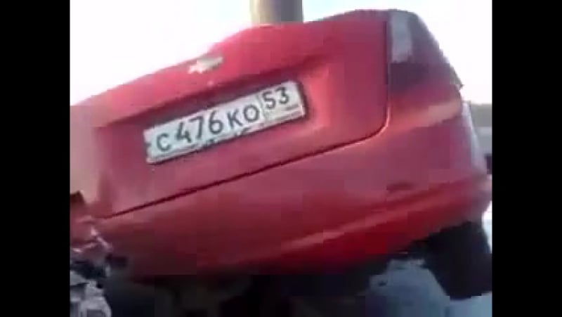 Красная шевроле влетела в столб!