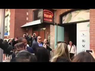 Jamie e anthony mackie atendendo fãs durante o tiff