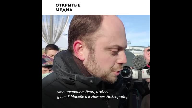 В москве выстроились очереди, чтобы возложить цветы к мемориалу немцова