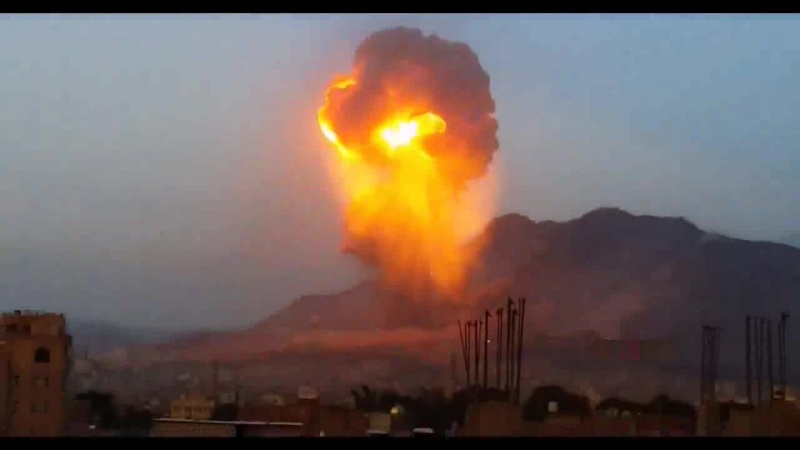 Йемен авиаудар ввс саудовской аравии по складам близ саны мощный взрыв и ударная волна май 2015