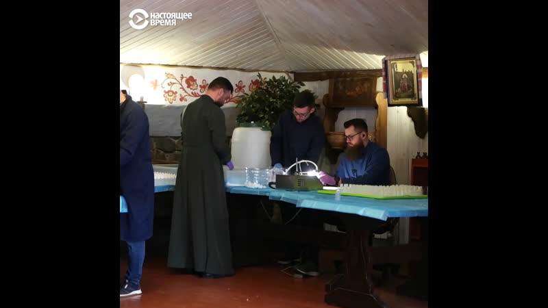 В украине священники делают и бесплатно раздают антисептик