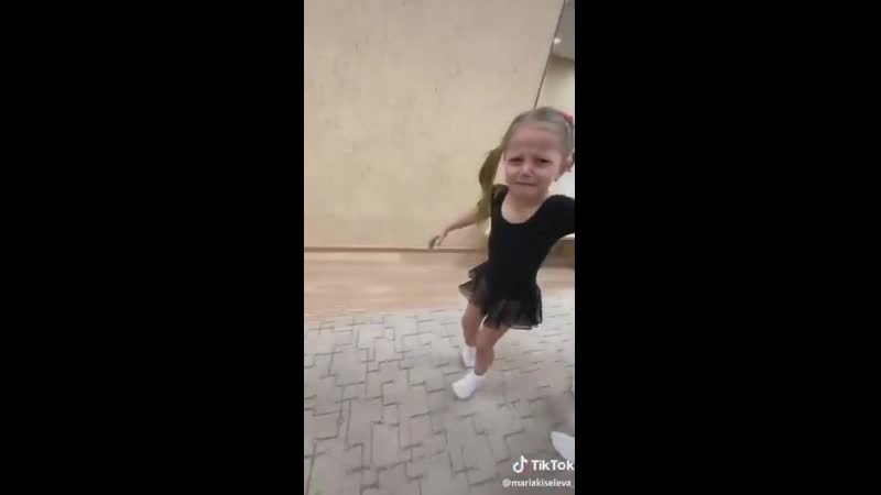 Уже скоро 2020 год, а поехавшие родители продолжают издеваться над молодые, отдавая их в балет