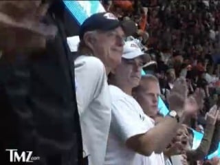 Cuba pucks around with benjamin mckenzie =)