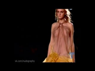 Кэролайн трентини (caroline trentini) в прозрачной одежде на подиуме