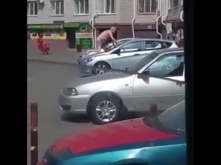 В ставрополе пьяный голый мужчина загорал на крыше автомобиля