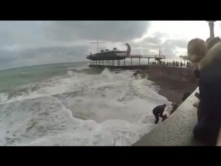 На ялтинской набережной во время шторма разбились двое парней