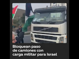 300 personas cortan una carretera para impedir el envío de cargas militares a israel