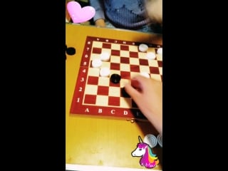 Играю в шашки с младшой сестрой она выйграла меня!